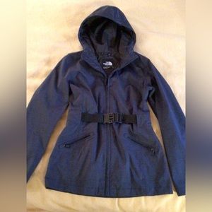 North Face Medium weight navy rain jacket with belt. Excellent condition.